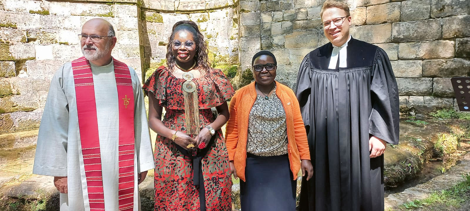 Diakon Tischer und Pfarrer Schwarz mit den Gästen aus Afrika