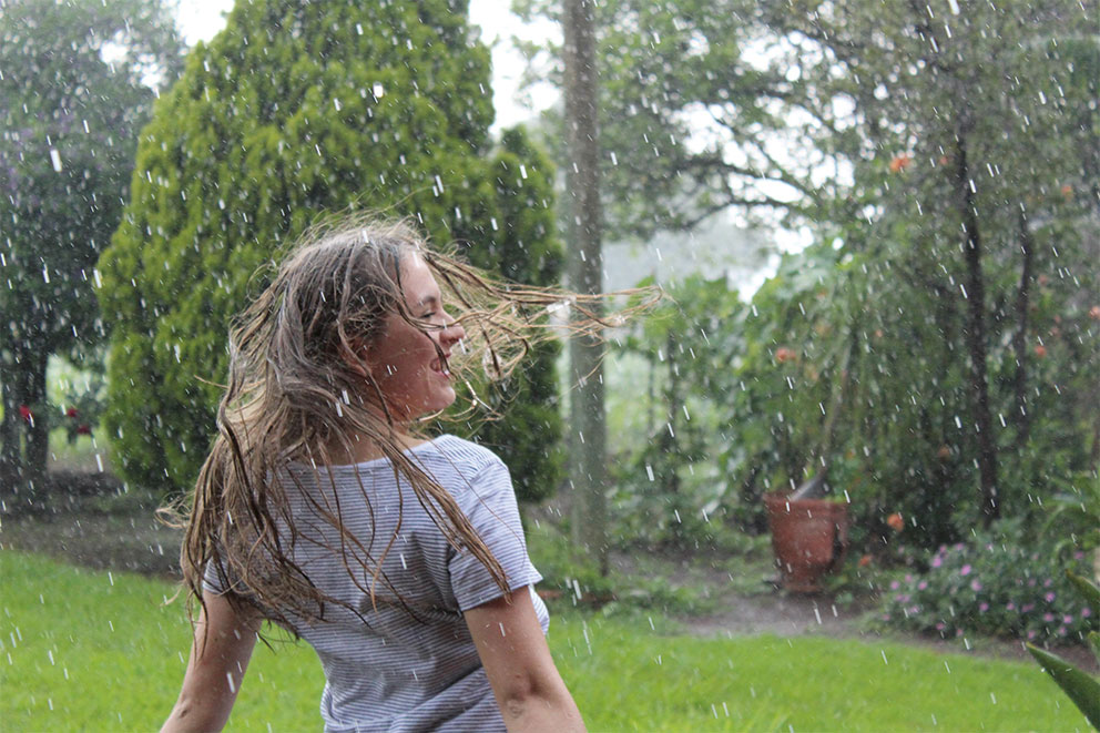 Mädchen im Regen mit nassen Haaren