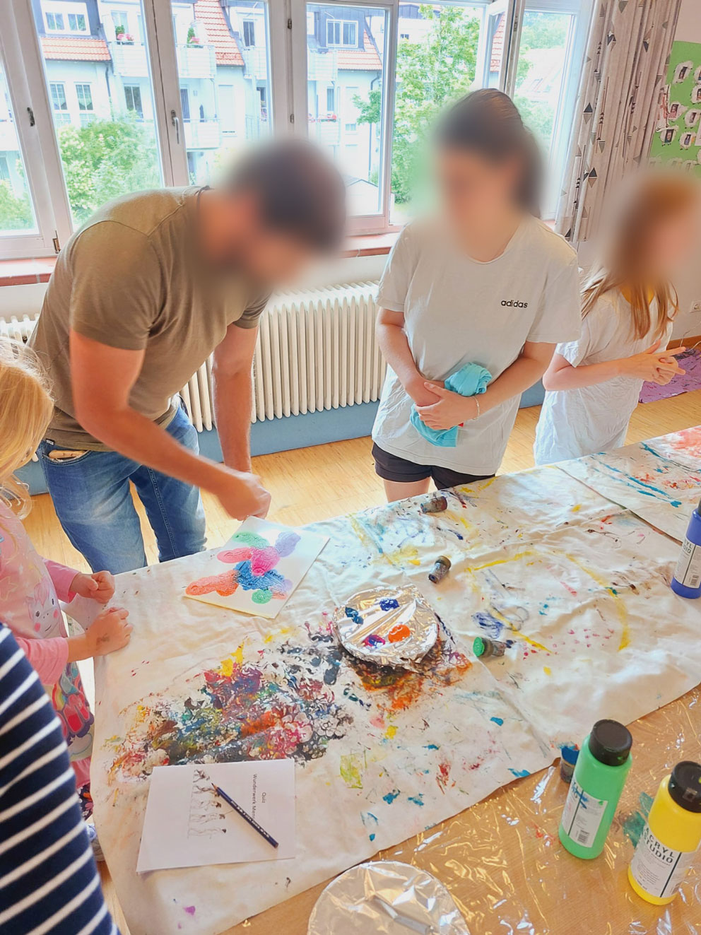 Eltern und Kinder beim Basteln und Malen